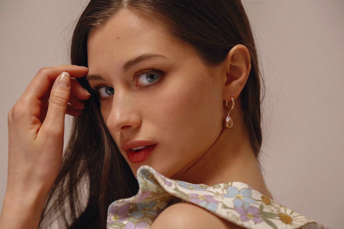 woman wear a earring