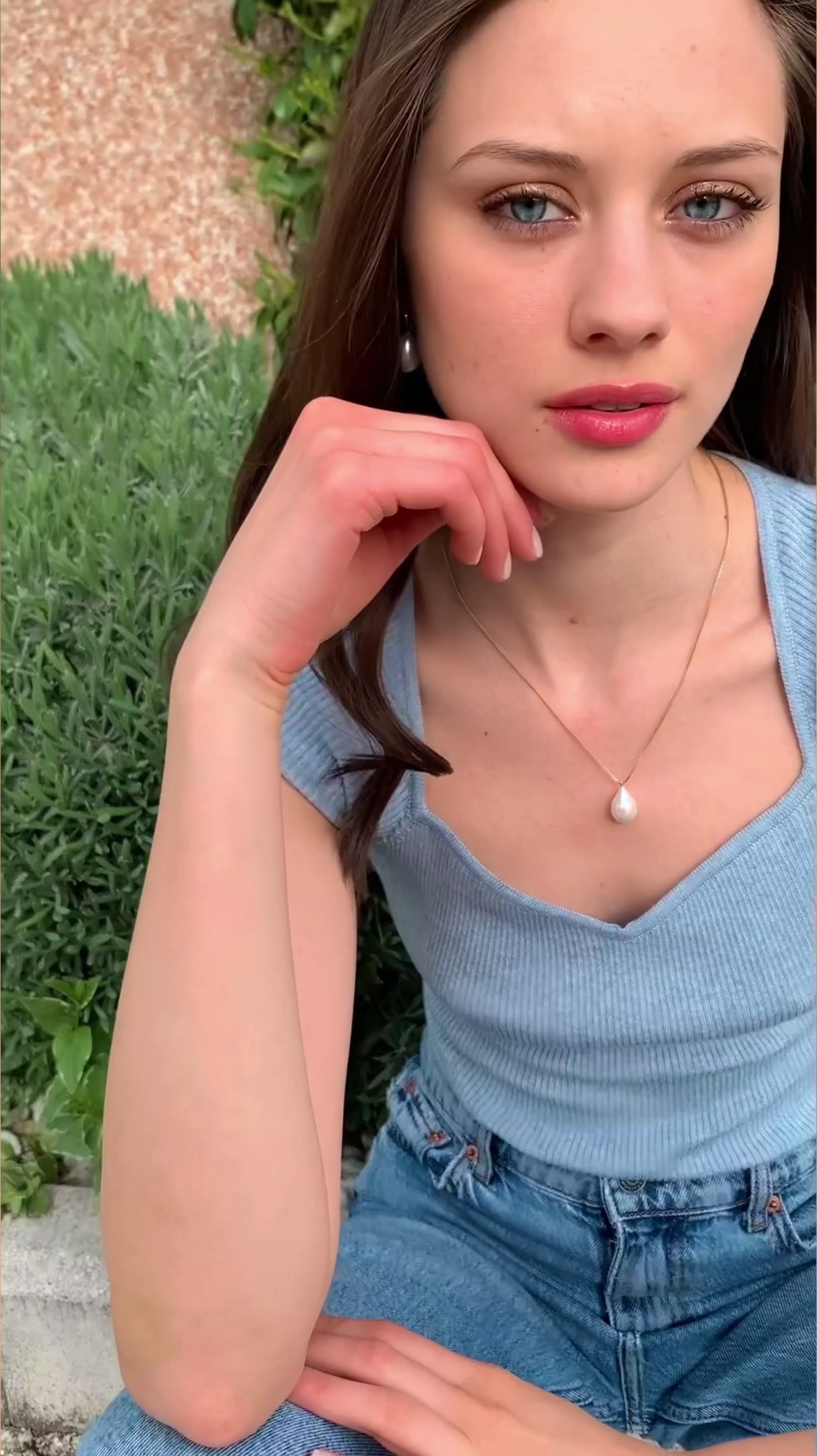 Woman with a pearl necklace